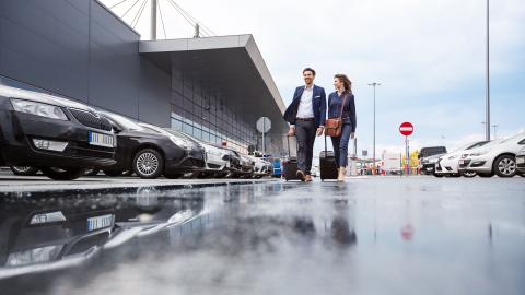 Parking à l'aéroport, couple en train de marcher.