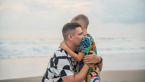 Un enfant retrouvé par son père sur la plage.
