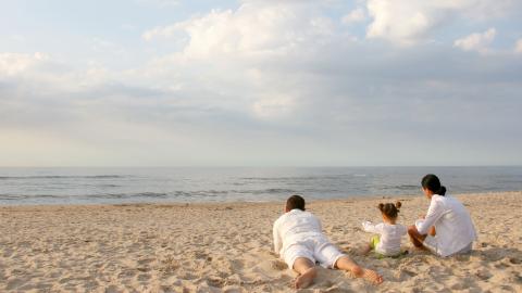 Un tout-petit avec ses parents à la plage