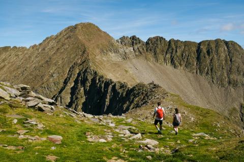 Randonnée en montagne,deux randonneurs marchant de dos.