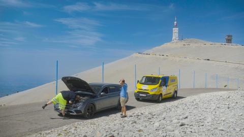 vakantie - wegenwachter helpt auto die in panne staat
