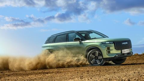 Jaecoo 7 vert en action sur piste poussiéreuse, illustrant son positionnement SUV outdoor.