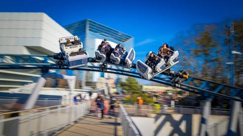 rollercoaster in beweging in een pretpark in Frankrijk