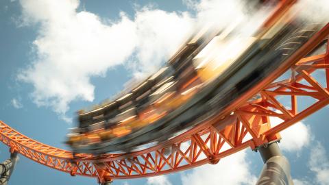 Attraction de montagnes russes en plein mouvement.