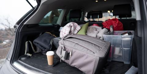 koffer van een auto gevuld met reisspullen