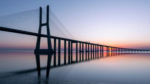 un long pont posé sur l’eau (Lisbonne – pont Vasco da Gama)
