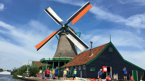 moulin à vent brun et gris près d’un plan d’eau en journée (Zaandam)
