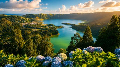 Açores - Deux lacs turquoise entourés de végétation et de montagnes.