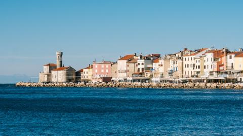 stadsgebouwen bij een waterpartij tijdens de dag (Piran)