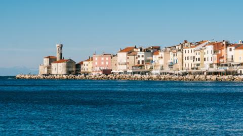 bâtiments urbains près d’un plan d’eau en journée (Piran)