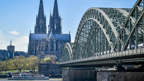 pont en béton gris au dessus de la rivière (Cologne)