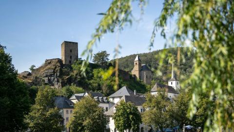 ruines d’un château médiéval au sommet d’une colline surplombant un village (Esch sur Sûre)