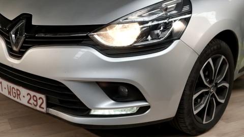 phares de voiture éclairés.
