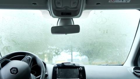 interieur auto met dashboard en aangedampte voorruit