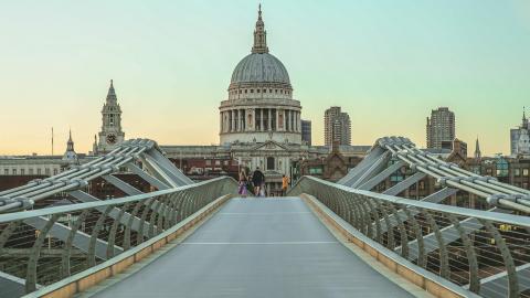 wit betonnen gebouw onder een witte lucht tijdens de dag (londen)
