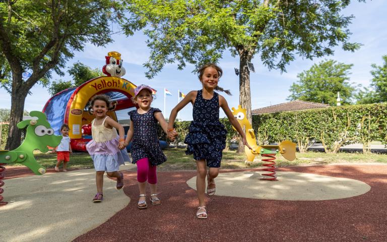 https://www.touring.be/system/files/webform/camping_demande_infos_2025/352461/2024_La_Plage_Fleurie_River_Bar_001.jpg
