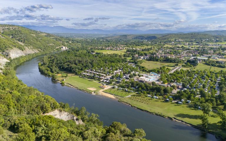 https://www.touring.be/system/files/webform/camping_demande_infos_2025/352461/2024_La_Plage_Fleurie_River_Bar_001.jpg