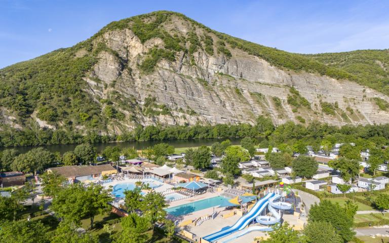 https://www.touring.be/system/files/webform/camping_demande_infos_2025/352461/2024_La_Plage_Fleurie_River_Bar_001.jpg