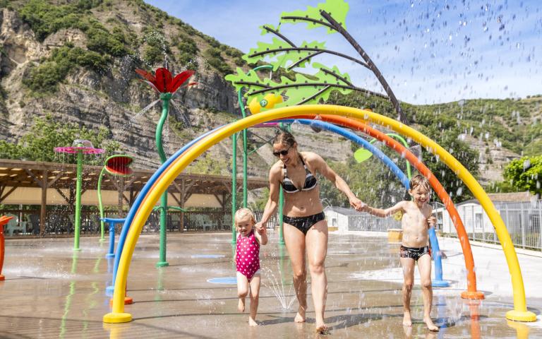 https://www.touring.be/system/files/webform/camping_demande_infos_2025/352461/2024_La_Plage_Fleurie_River_Bar_001.jpg