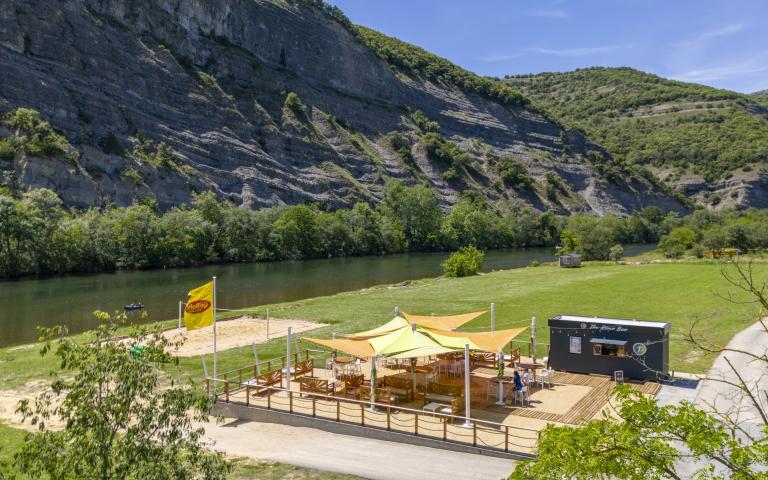 https://www.touring.be/system/files/webform/camping_demande_infos_2025/352461/2024_La_Plage_Fleurie_River_Bar_001.jpg