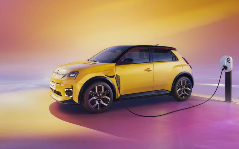 Renault R5 elektrisch aan laadpaal