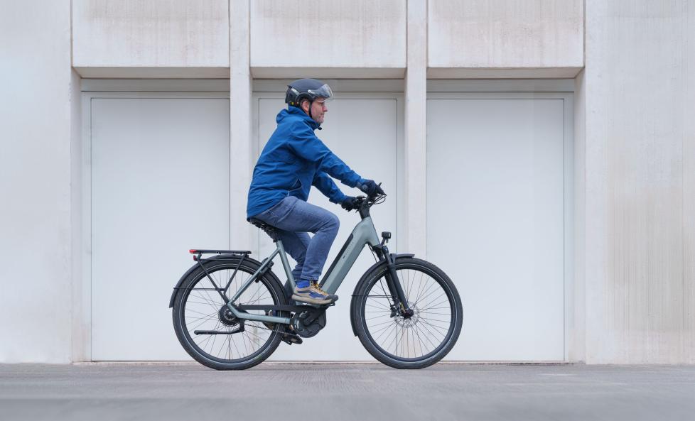 Man fietst met Gazelle Ultimate C380