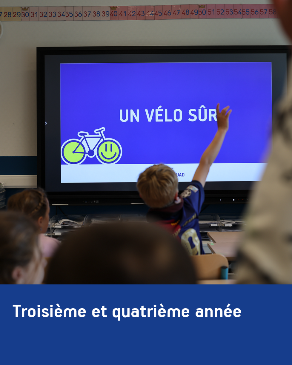 Élèves de troisième et quatrième année participant à un atelier de sensibilisation à la sécurité à vélo en classe.