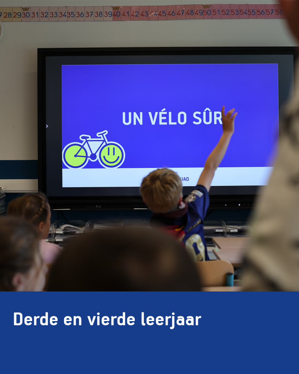 Leerlingen van het derde en vierde leerjaar volgen een klasactiviteit rond fietsveiligheid en verkeerseducatie.