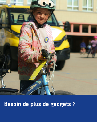 Jeune cycliste équipée d’un casque découvrant des accessoires et outils de sécurité pour vélo à l’école.