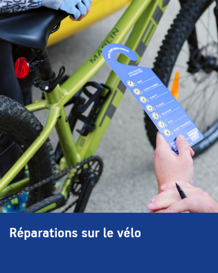 Contrôle technique et réparations de vélo réalisés dans le cadre d’une action de sécurité routière scolaire.