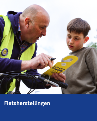 Technische fietscontrole en fietsherstellingen tijdens een verkeersveiligheidsproject op school.