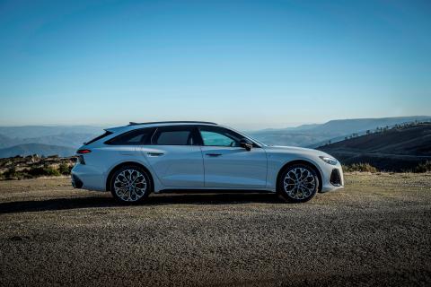 Audi break blanc de profil avec ciel bleu et montagnes en arrière-plan