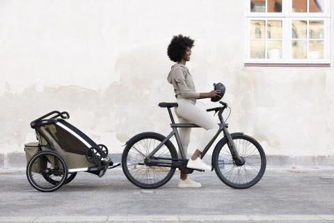 jongedame op fiets met fietskar