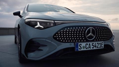 Gros plan de la face avant de la Mercedes-Benz CLA 250e avec calandre diamant et logo étoile."