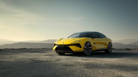 Lotus Emeya électrique jaune vue avant trois-quarts, avec arrière-plan montagneux