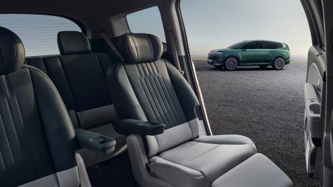 Sièges arrière individuels du Hyundai Ioniq 9 avec vue sur le SUV stationné à l’extérieur.