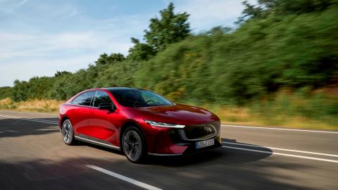 Mazda 6e vue de 3/4 avant sur une route de campagne