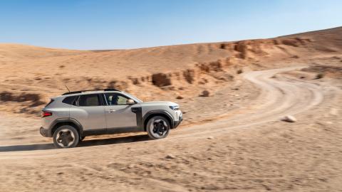 Dacia Duster roulant sur une piste désertique, SUV robuste conçu pour l’aventure hors route